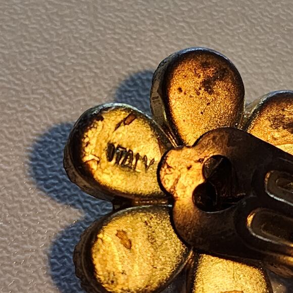 Vintage Italian Micromosaic Flower Earrings Clip-on in Yellow and Red - Picture 3 of 5